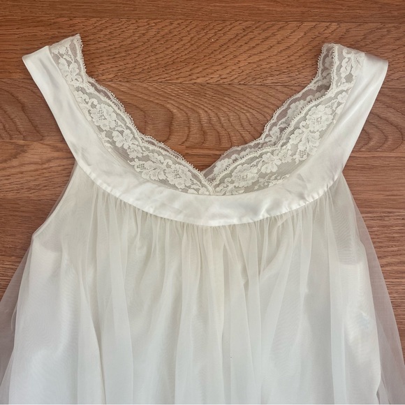 VINTAGE Vanity Fair Lace Sleeveless White Cream Chiffon Nightgown XS - Picture 4 of 8